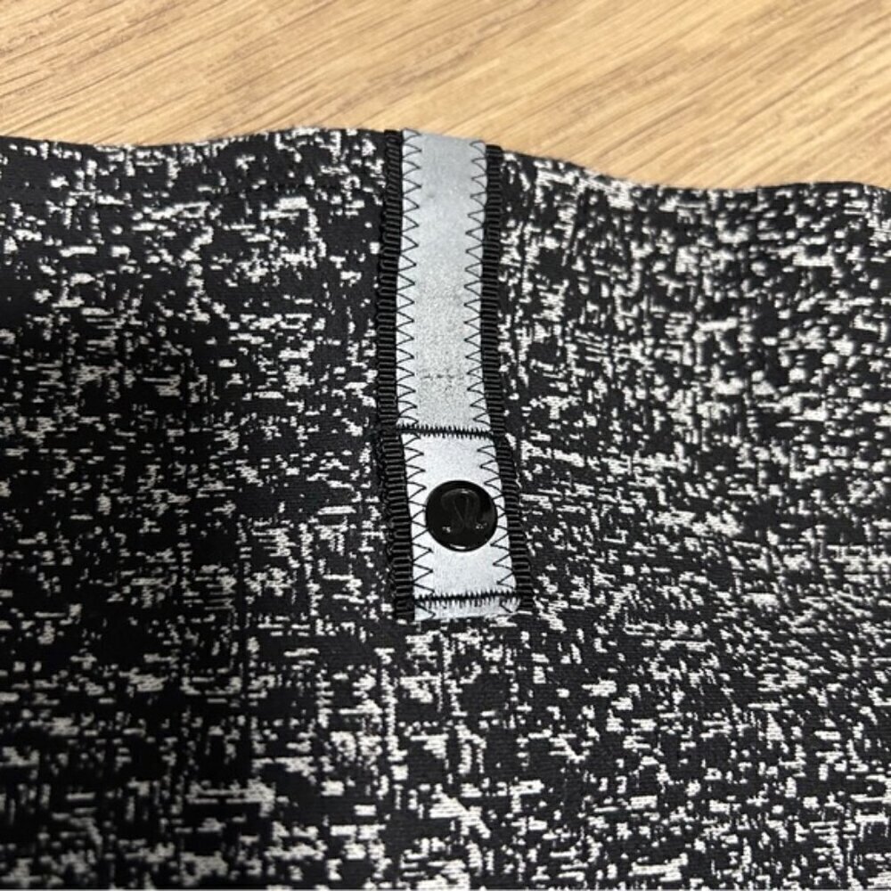 Lululemon Vinyasa Chale Scarf with Armholes - Picture 6 of 7